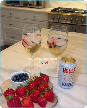 House Wine servit cu fructe